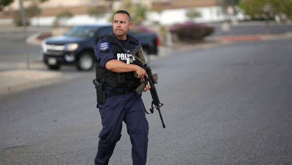 Амерички полицајац испред Волмарта у Ел Пасу. - Sputnik Србија