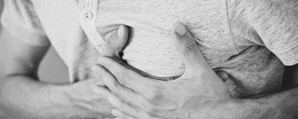 Bol u grudima kao predznak infarkta je karakterističniji za muškarce - Sputnik Srbija