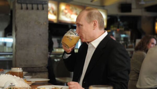 Владимир Путин в пивном баре Жигули на Новом Арбате - Sputnik Србија