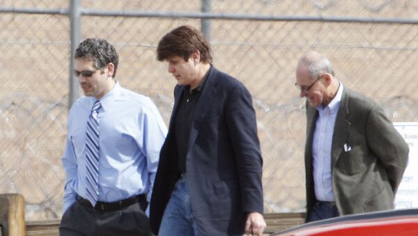 Fotografija snimljena 15. marta 2012. prikazuje Blagojevića (u sredini) u pratnji svojih advokata kako dolazi u federalni zatvor Inglvud u Koloradu kako bi počeo da služi kaznu od 14 godina. - Sputnik Srbija