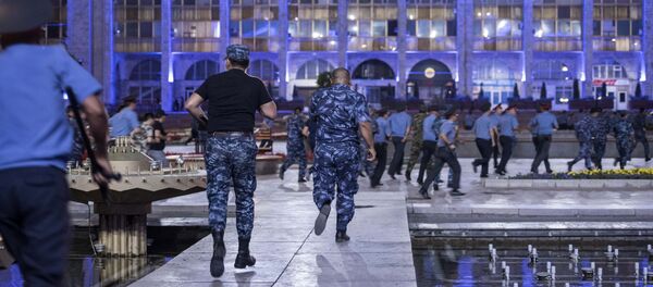 Припадници полиције током сукоба са присталицама бившег председника Киргистана Алмазбека Атамбајева у Бишкеку Припадници полиције током сукоба са присталицама бившег председника Киргистана Алмазбека Атамбајева у Бишкеку - Sputnik Србија