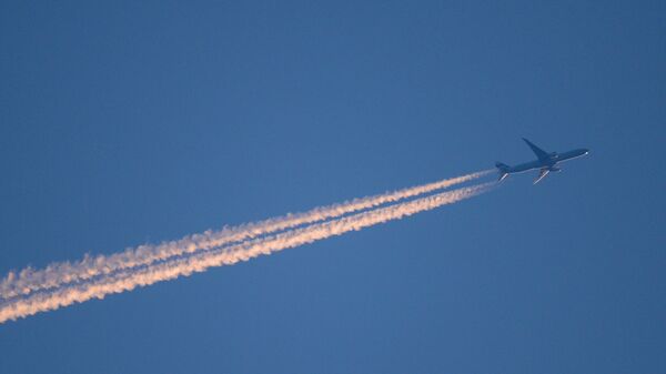Avion na nebu - Sputnik Srbija