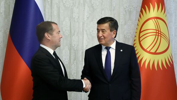 Премијер Русије Дмитриј Медведев и председник Киргистана Сооронбај Жеенбеков - Sputnik Србија