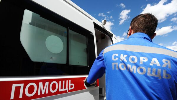Медицински техничар стоји поред возила хитне помоћи - Sputnik Србија