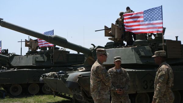 Američki vojnici stoje pored tenkova Abrams   - Sputnik Srbija