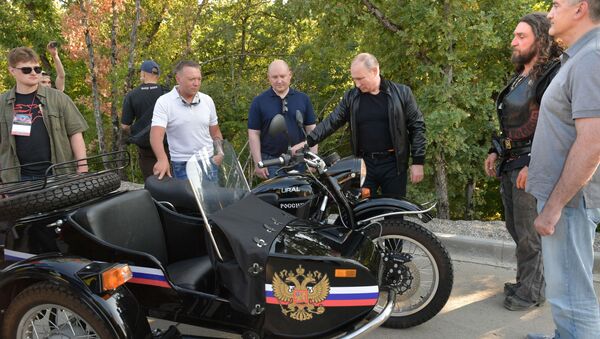Председник Русије Владимир Путин поред мотоцикла Урал на међународном бајк-шоу у Севастопољу - Sputnik Србија