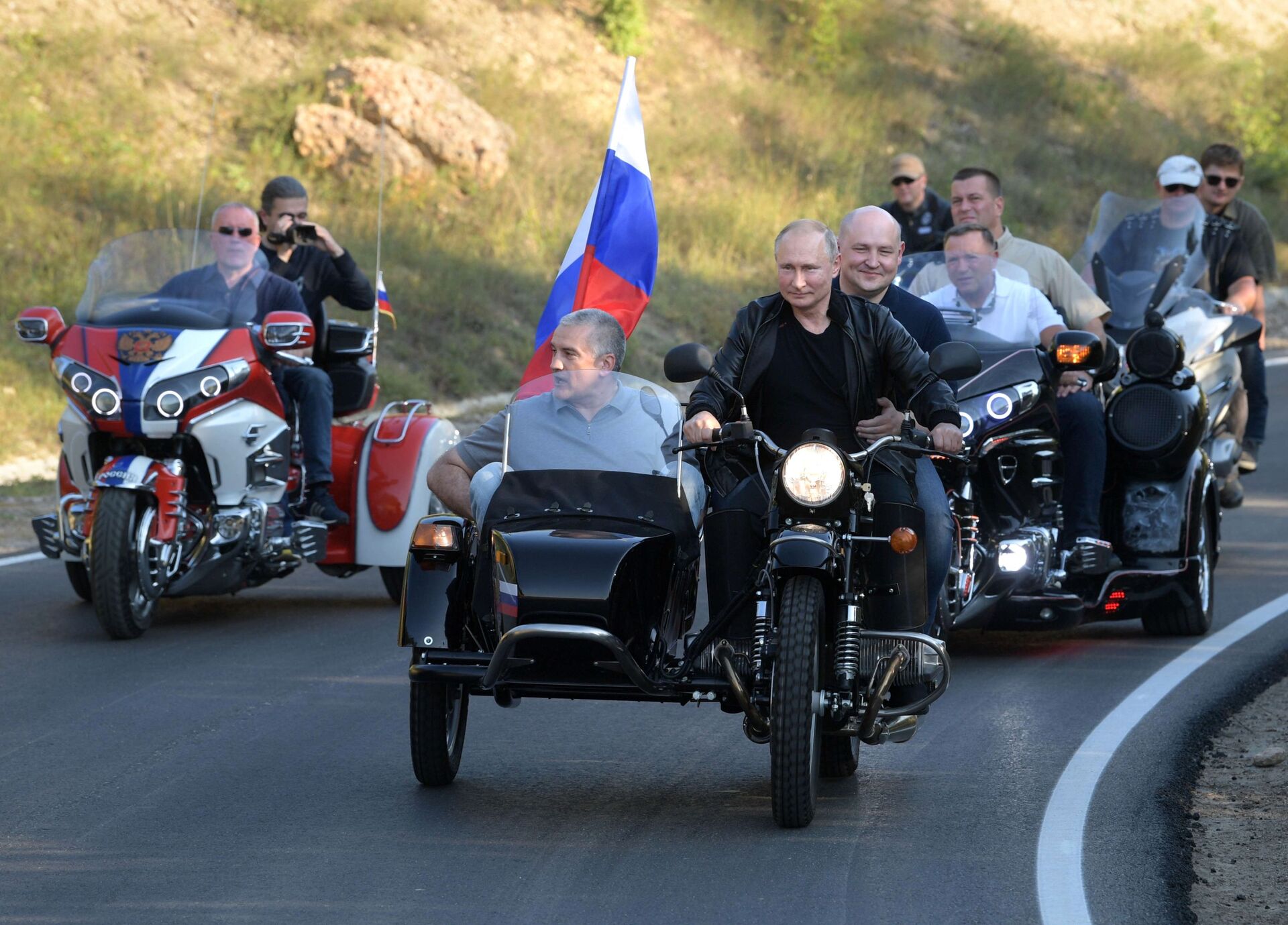 Predsednik Vladimir Putin posetio bajk-šou motokluba Noćni vukovi na Krimu - Sputnik Srbija, 1920, 29.01.2025