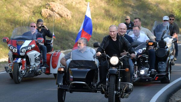 Председник Владимир Путин посетио бајк-шоу мотоклуба Ноћни вукови на Криму - Sputnik Србија