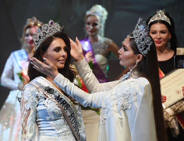 Pobednica u nominaciji Misis Rusije Globe Ksenija Krivko (levo) na ceremoniji nagrađivanja, nakon finala konkursa u Moskvi. - Sputnik Srbija