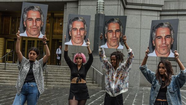 Pripadnice protestne grupe Hot mes drže fotografije Džefrija Epstajna ispred Njujorškog suda. - Sputnik Srbija