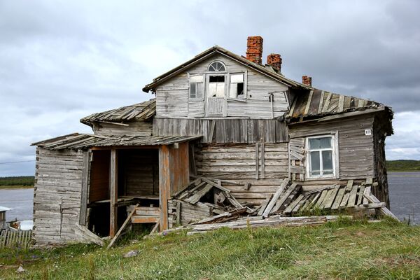 Napuštena kuća u selu Kuzomenj, Murmanska oblast - Sputnik Srbija