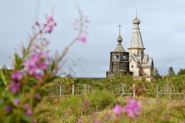 Crkva Uspenja presvete Bogorodice u selu Varzuga u Murmanskoj oblasti - Sputnik Srbija