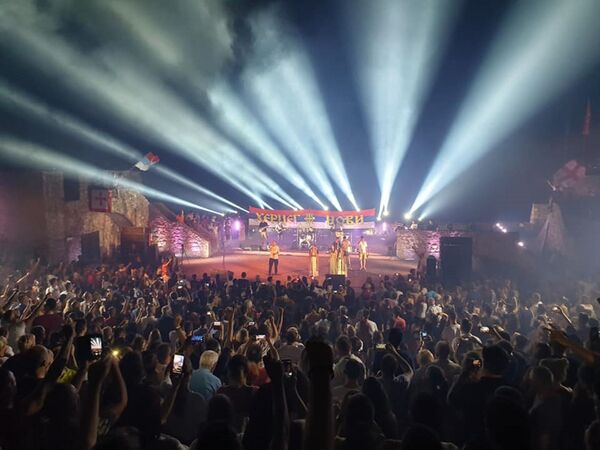 Херцег Нови: Хуманитарни концерт „За наше Косово и Метохију“ (видео) - Sputnik Србија