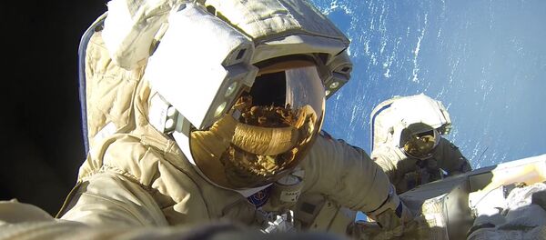 Космонаути Роскосмоса Антон Шкаплеров и Александар Мисуркин у отвореном свемиру - Sputnik Србија