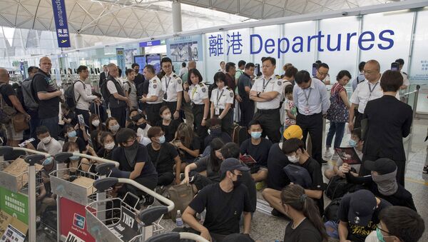 Demonstranti protestuju na aerodromu u Hongkongu - Sputnik Srbija