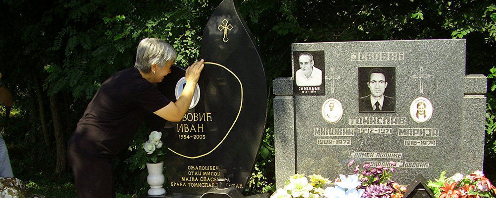 Goraždevac: Majka Ivana Jovića, koji je ubijen na reci Bistrici 13. avgusta 2003. godine, na njegovom grobu  - Sputnik Srbija, 1920, 13.08.2023