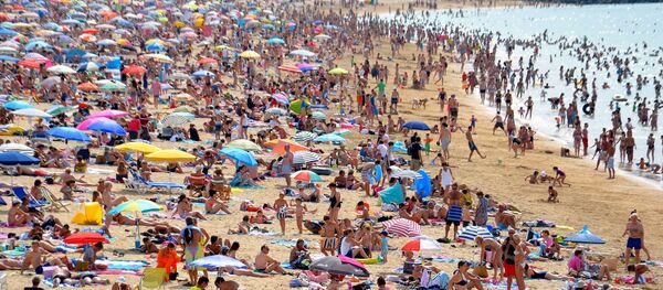 На великим врућинама ни боравак на плажи не прија - Sputnik Србија
