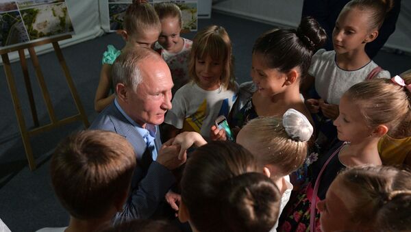 Председник Путин са балеринама - Sputnik Србија