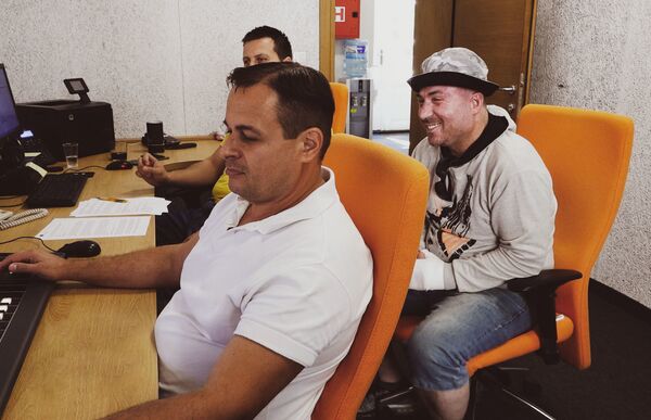 Kad taksista vozi „Sputnjik“ (video) Kad taksista vozi „Sputnjik“ (video) - Sputnik Srbija