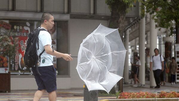 Јак ветар изазван тајфуном Кроса у јапанском Мијазаикију - Sputnik Србија