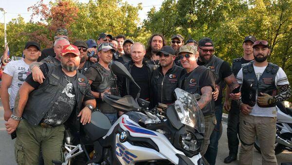 Predsednik Rusije Vladimir Putin sa članovima moto-kluba Noćni vukovi na Krimu - Sputnik Srbija