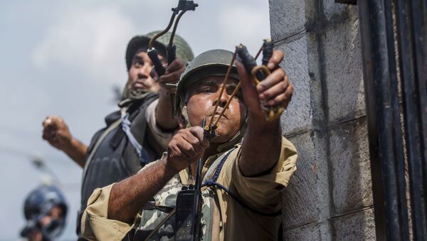 Индијски војници из праћки гађају пакистанске демонстранте у Кашмиру - Sputnik Србија