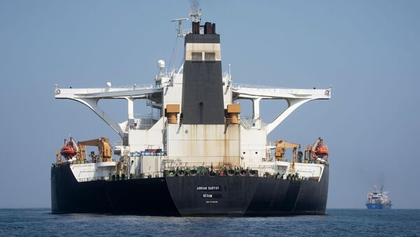 Tanker Grejs 1 kome je preko naziva napisan novi naziv Adrijan Darja 1 ukotvljen u Gibraltaru - Sputnik Srbija