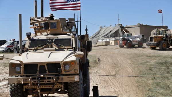 Američki vojnici u oklopnom vozilu u sirijskom Manbidžu - Sputnik Srbija