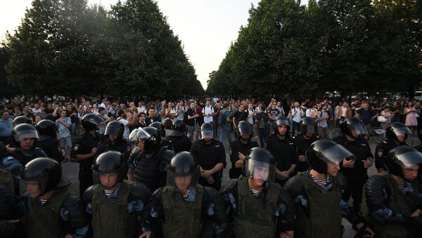 Policija blokira demonstrante na protestu opozicije u Moskvi - Sputnik Srbija