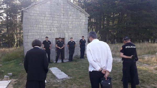 Опсада Цркве Преображења: Подгорица забранила службу на Ивановим коритима (фото) Опсада Цркве Преображења: Подгорица забранила службу на Ивановим коритима (фото) - Sputnik Србија