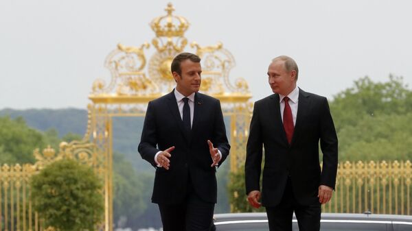Председници Француске и Русије, Емануел Макрон и Владимир Путин, на састанку у Версају - Sputnik Србија
