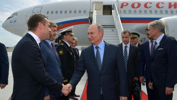 Председник Русије Владимир Путин након слетања у Марсеј пред састанак са француским председником Емануелом Макроном - Sputnik Србија