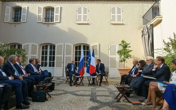 Председник Русије Владимир Путин и председник Француске Емануел Макрон са делегацијама на састанку у тврђави Брегансон - Sputnik Србија