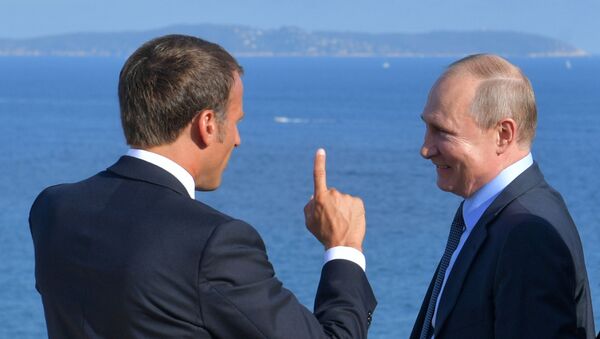 Predsednik Rusije Vladimir Putin i predsednik Francuske Emanuel Makron nakon sastanka u tvrđavi Breganson - Sputnik Srbija