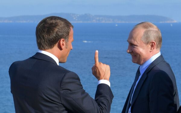 Председник Русије Владимир Путин и председник Француске Емануел Макрон након састанка у тврђави Брегансон - Sputnik Србија