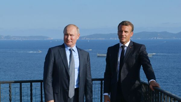 Predsednik Rusije Vladimir Putin i predsednik Francuske Emanuel Makron nakon sastanka u tvrđavi Breganson - Sputnik Srbija