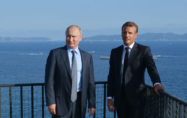 Председник Русије Владимир Путин и председник Француске Емануел Макрон након састанка у тврђави Брегансон - Sputnik Србија
