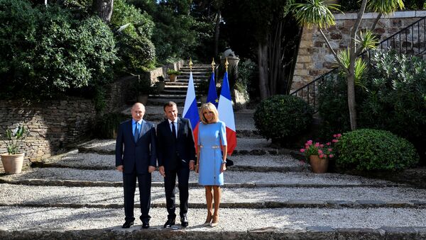 Predsednik Rusije Vladimir, francuski predsednik Emanuel Makron sa supugrugom Brižit u tvrđavi Breganson na jugu Francuske - Sputnik Srbija