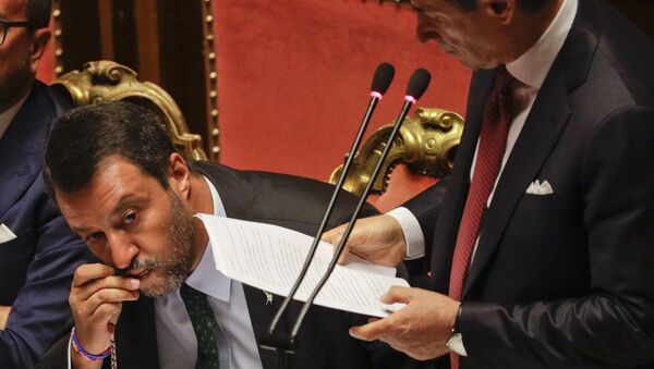 Mateo Salvini i Đuzepe Konte tokom obraćanja Kontea u Senatu, u kome je najavio da će podneti ostavku na mesto premijera Italije. - Sputnik Srbija