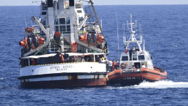 Италијанска обалска стража поред брода невладине организације „Опен армс“ - Sputnik Србија