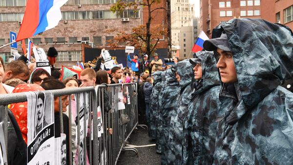 Припадници руске гарде обезбеђују ред и мир на митингу опозиције у Москви - Sputnik Србија