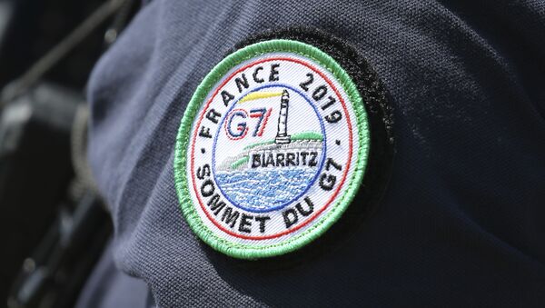 Полицајац са беџом групе Г7 у Бијарицу на југозападу Француске - Sputnik Србија