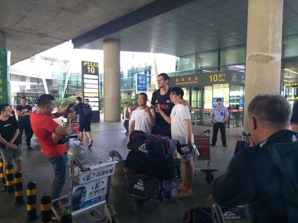 Кинези „спречили“ српске кошаркаше да изађу са аеродрома (фото) - Sputnik Србија
