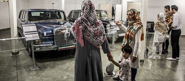Посетиоци Музеја краљевских аутомобила у бившој резиденцији иранског шаха Посетиоци Музеја краљевских аутомобила у бившој резиденцији иранског шаха - Sputnik Србија