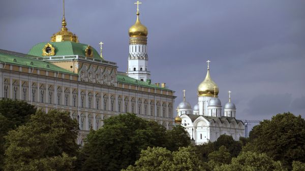 Архангелски сабор, звоник Ивана Великог и Велики кремаљски дворац у московском Кремљу Архангелски сабор, звоник Ивана Великог и Велики кремаљски дворац у московском Кремљу - Sputnik Србија