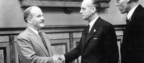 Molotov i Ribentrop nakon potpisivanja pakta - Sputnik Srbija
