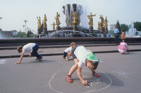 Deca crtaju kredom na asfaltu kod fontane „Prijateljstvo naroda“ u Moskvi, 1984. godina - Sputnik Srbija