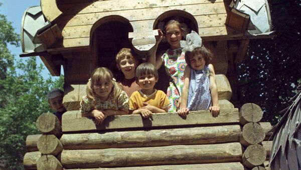 Deca na igralištu u Moskvi, 1975. godine. - Sputnik Srbija