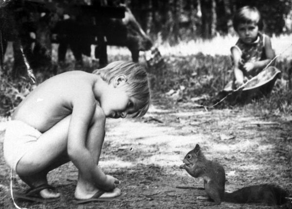 Dečak s vevericom, 1988. godine. - Sputnik Srbija