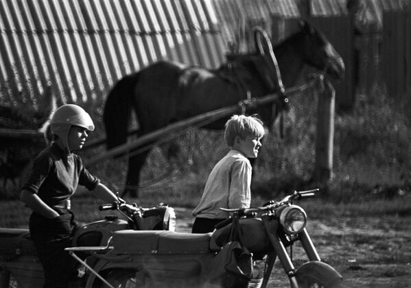 Dečaci na motociklu u selu Tojkino, 1973. godine. - Sputnik Srbija